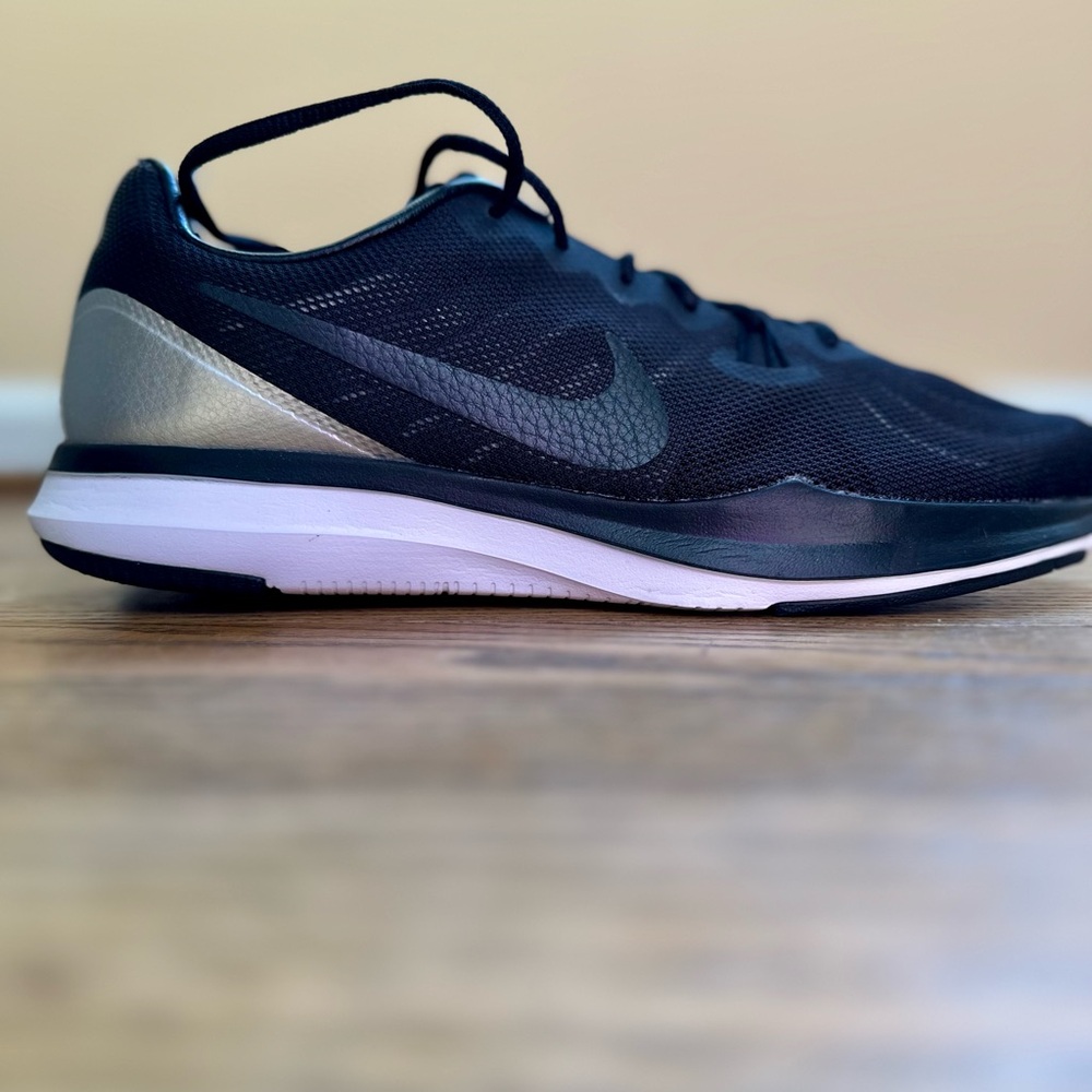 Women’s Nike shoes 9.5 M